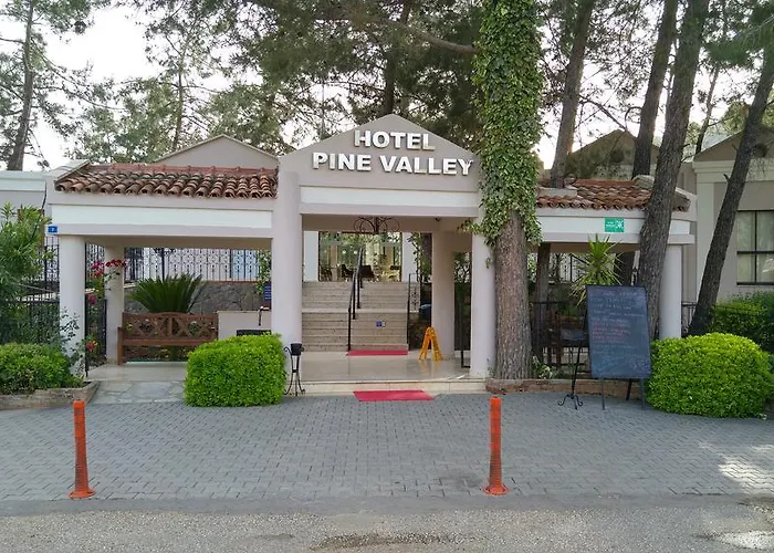 מלון Pine Valley 4*